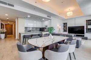 Fotografie z fotogalerie ubytování Luxury Azizi Mina Beachfront Apartments v Dubaji