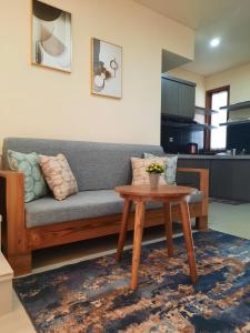 een woonkamer met een bank en een tafel bij Bali Oma Living in Denpasar