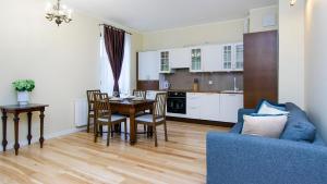 Η κουζίνα ή μικρή κουζίνα στο Nadmorski Rentyear Apartments +10 φωτογραφίες