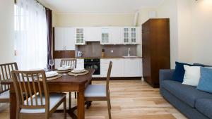 Η κουζίνα ή μικρή κουζίνα στο Nadmorski Rentyear Apartments