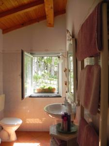 A bathroom at B&B I Glicini