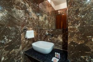 Ένα μπάνιο στο Hotel Roshan +32 φωτογραφίες