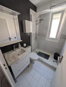 Bilik mandi di Appartement au pied de la plage - Saint cyprien