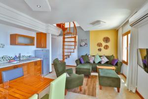 Una cocina o zona de cocina en Çınarlar Apart Hotel KAŞ