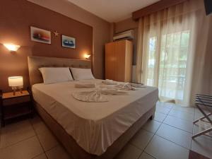 Ένα ή περισσότερα κρεβάτια σε δωμάτιο στο Studios Ioanna