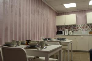 モスクワにあるHostel Nika-Cityのダイニングルーム(テーブル、椅子付)、キッチン