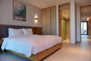 WAVEM HOTEL west客房内的一张或多张床位