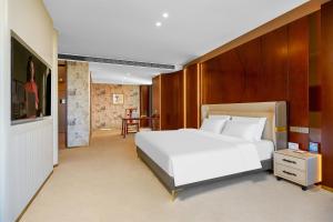 Postel nebo postele na pokoji v ubytování May Joys Hotel + 35 fotografií