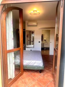 A bed or beds in a room at Casa Paola nel Chianti