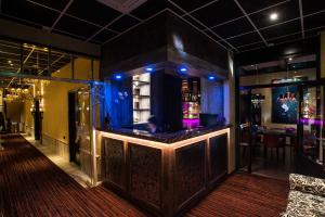 un bar en un restaurante con luces azules en Hotel Sebastians, en Ámsterdam
