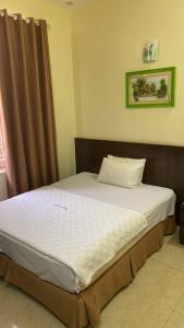 下龙湾豪泰酒店的有窗户的房间里有一张大床