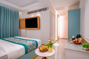 a hotel room with a bed and a table with fruit at Hotel Horizon By Shanti near New Delhi Railway Station in New Delhi