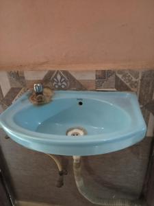 a blue sink with a drain in a bathroom at Kanha Dham Dharamshala in Mathura