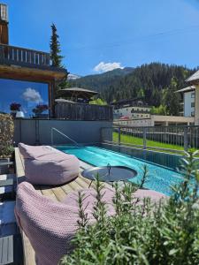 Bazén v ubytování ALMMONTE SENSUM SUITES Boutique Hotel nebo v jeho okolí