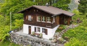 una pequeña casa en la parte superior de una pared de piedra en Tannenboden, en Engelberg