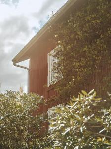 a red house with trees in front of it at Stay North Matri House Iida in Mathildedal