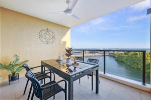 Balkón nebo terasa v ubytování Marina Outlook - Scenic Waterfront Living with Pool