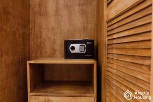 a radio sitting on top of a wooden shelf at 103 Arje Suites Campestre by Alegría Housing in Las Pilas