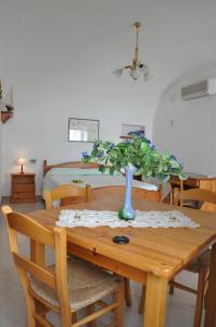 un tavolo di legno con un vaso sopra di Il Capriccio Guesthouse a Ponza