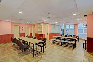Restaurace v ubytování Madstays Hotel - Medicity Near Medanta Hospital