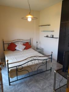ein Schlafzimmer mit einem Bett mit roten Kissen darauf in der Unterkunft Angelinas view in Mesimvría + 12 Fotos