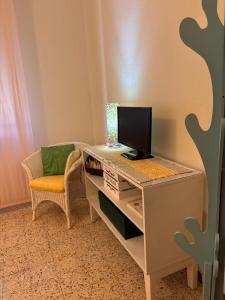 biurko z komputerem i krzesłem w pokoju w obiekcie B&B Camelia w mieście Città di Castello +35 zdjęć