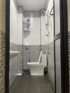 Koupelna v ubytování KB Guesthouse + 27 fotografií