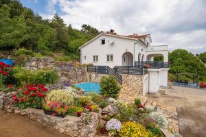 Bazén v ubytovaní Villa Paradiso in Plomin - Istrien alebo v jeho blízkosti