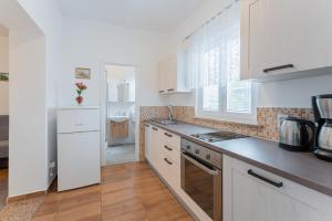 Kuchyňa alebo kuchynka v ubytovaní Villa Paradiso in Plomin - Istrien