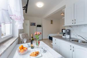 Kuchyňa alebo kuchynka v ubytovaní Villa Paradiso in Plomin - Istrien