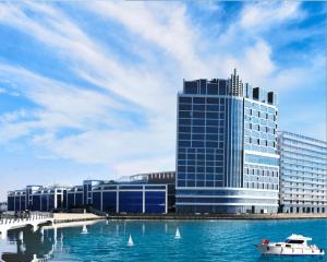 始兴市WAVEM HOTEL west的建筑物前的水中船只
