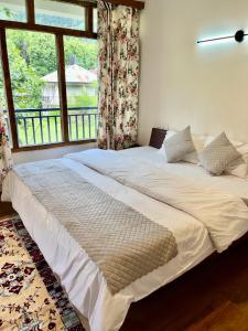 Katil atau katil-katil dalam bilik di Tourist Hotel 10 minutes walking distance from the mall