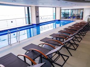WAVEM HOTEL west内部或周边的泳池