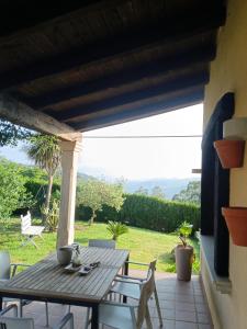 Ein Tisch und Stühle auf einer Terrasse mit Aussicht in der Unterkunft A Mouta in Amoedo + 21 Fotos