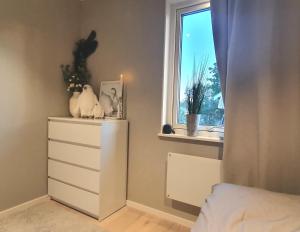 Postel nebo postele na pokoji v ubytování Modernt fritidshus med havsutsikt Mönsteråsviken