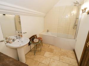 Ένα μπάνιο στο Chetwynd Lodge +43 φωτογραφίες