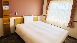 Postel nebo postele na pokoji v ubytování Toyoko Inn Sakudaira-eki Asama-guchi