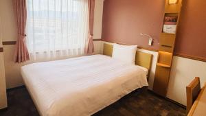 Postel nebo postele na pokoji v ubytování Toyoko Inn Sakudaira-eki Asama-guchi