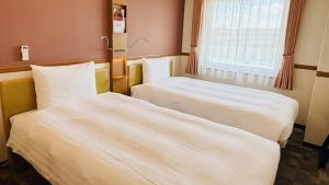 Postel nebo postele na pokoji v ubytování Toyoko Inn Sakudaira-eki Asama-guchi