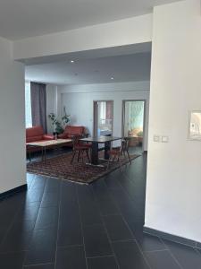 ハノーファーにあるGarden Loft Havenのテーブルと椅子のあるリビングルーム