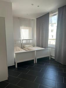 ハノーファーにあるGarden Loft Havenのベッドと窓のある寝室