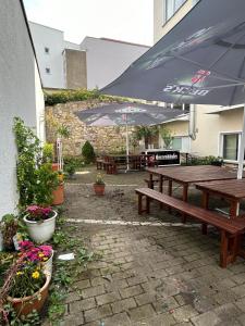 ハノーファーにあるGarden Loft Havenのパティオ(テーブル、傘、花付) +3枚の写真