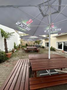 ハノーファーにあるGarden Loft Havenのパティオ(木製ベンチ、パラソル付)