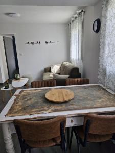 una sala de estar con una mesa y un sofá en Maison aux portes des garrigues, en Nimes 14 fotos más