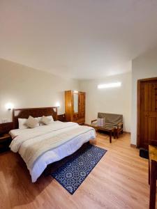 Katil atau katil-katil dalam bilik di Tourist Hotel 10 minutes walking distance from the mall