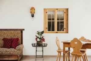 A seating area at Untermairhof Appartment Residence