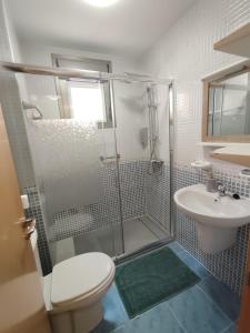 Un baño con ducha, inodoro y lavabo. en Apartamento fuerte, en Puerto del Rosario