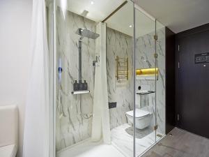 Koupelna v ubytování Hangzhou Futur Science andTechnoiogy CitiGO HuanGe Hotel + 22 fotografií