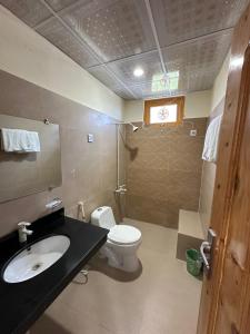 Un baño con lavabo e inodoro en Relax Inn Skardu, en Skardu 16 fotos más