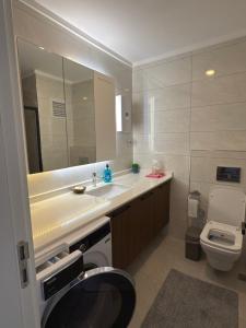 Koupelna v ubytování cosy flat, 150m to the sea